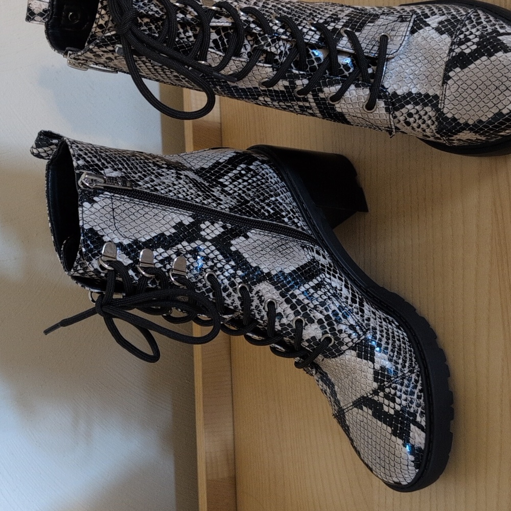 Women's Snakeskin Lace-Up Ankle Boots Marc Fisher - Picture 3 of 6